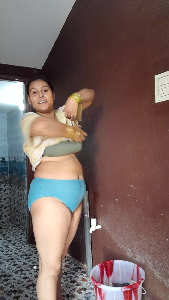 Puja ki jawani: Desi Mature Woman Showering