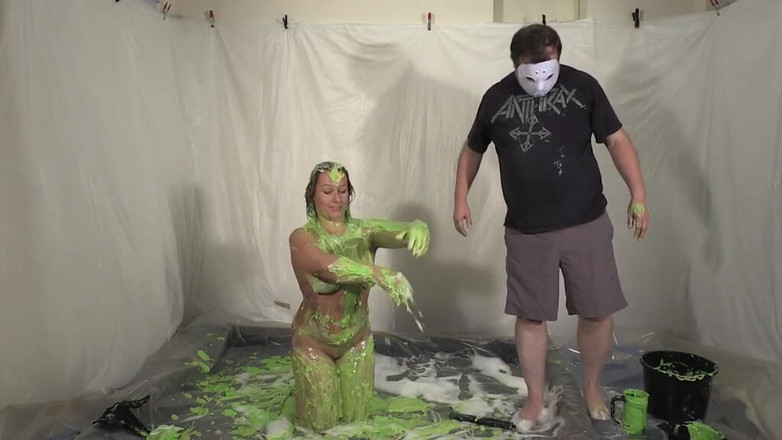 Gunked up girls: Ashley Rider警察被枪交