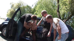 German Homemade: Sexy německá kočka s úžasným tělem dostane venku gangbang