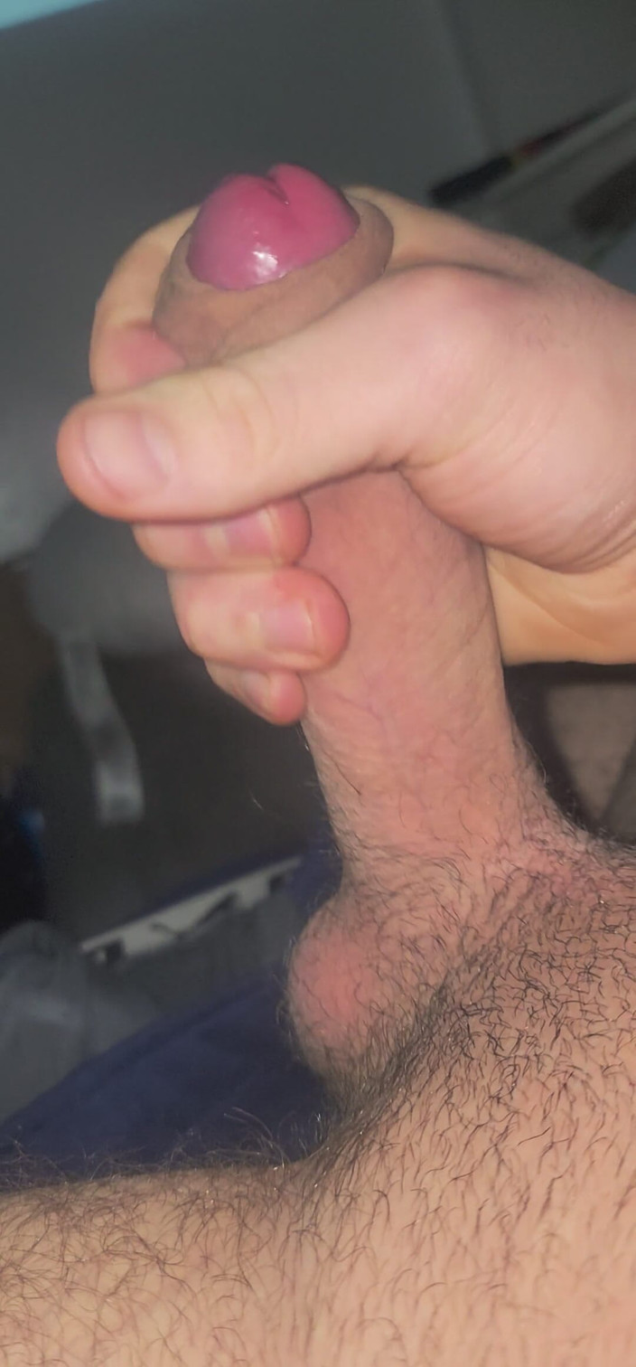 FootAijin: Une ado excitée se masturbe une bite bien dure