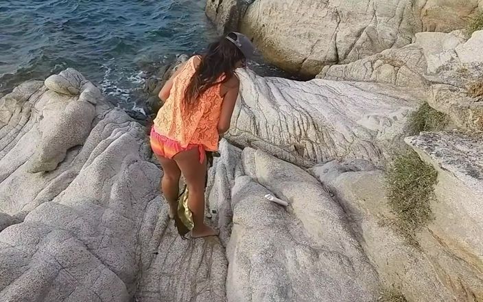 Fap flix: Super Hot Brunette MILF Masturbates Public by the Sea Hairy...