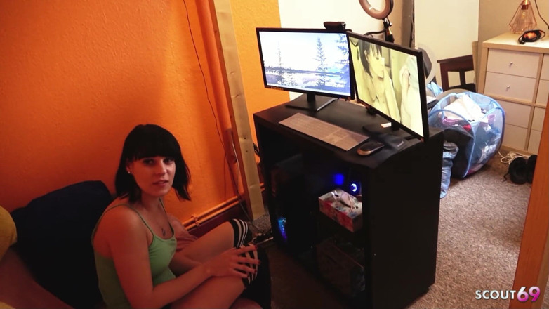 Scout69: Německá nevlastní sestra Maria Saint přistižena při sledování porna a...