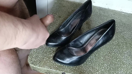 AdultGameplays: Masturbation and Cum on High Heels