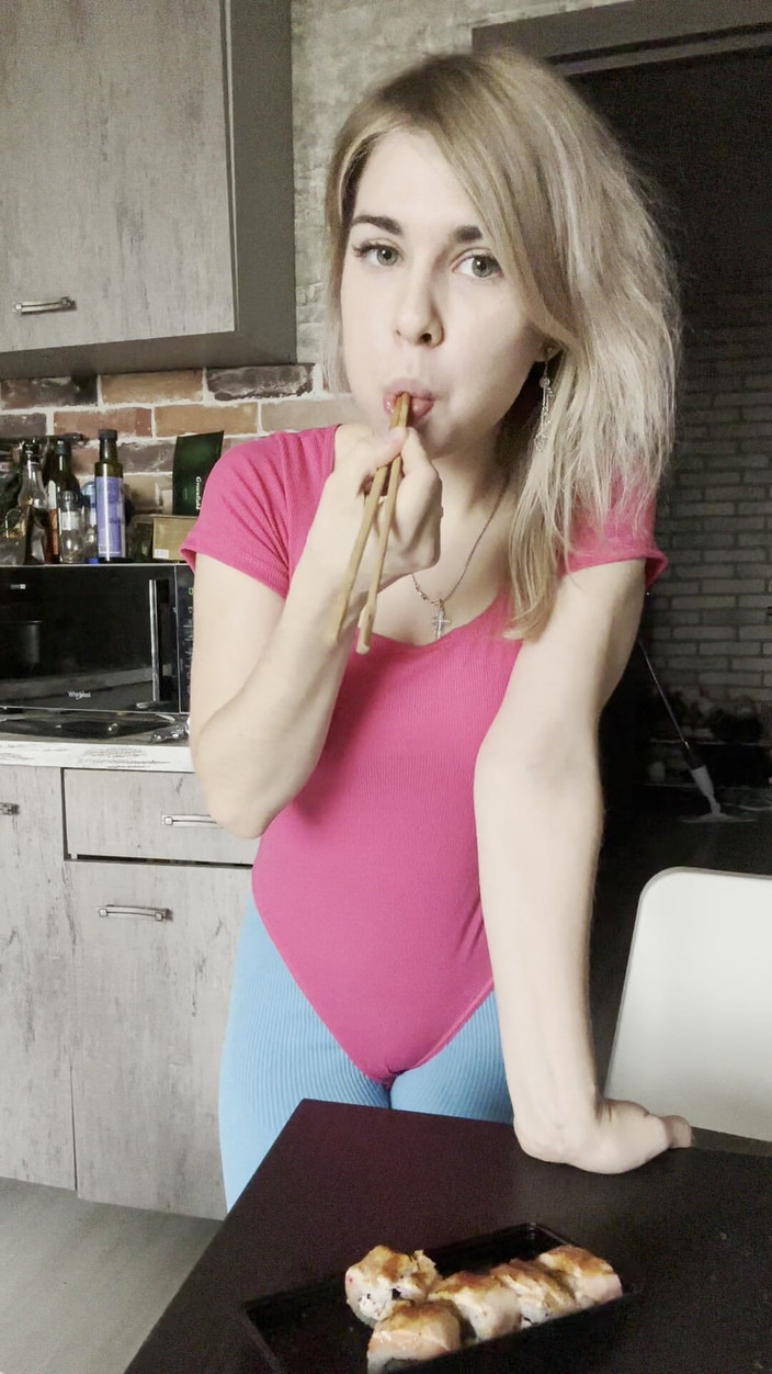 Misty Phoenix: ただ寿司を食べながら話しているだけだ