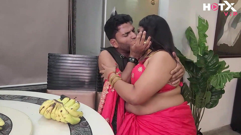 Indianxxx nude: Indische milf Bhabhi met enorme tieten stript Saree en neukt...
