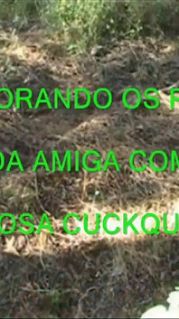 Adorando los pies de un amigo con esposa cuckqueana