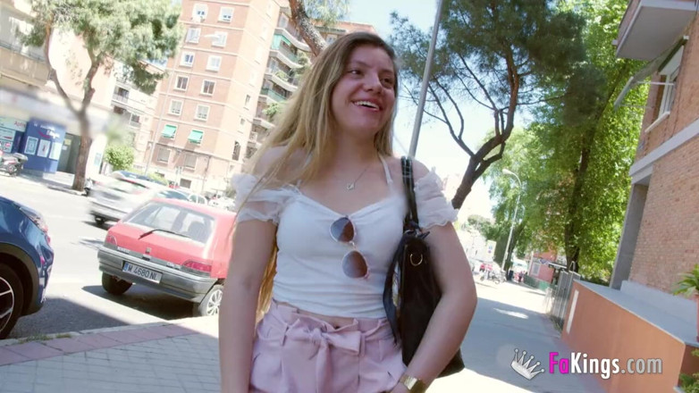 FAKings: 18-letnia studentka prawa chce opuścić dom rodziców. Jej rozwiązanie? Rozpoczęcie...