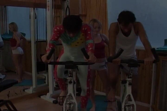 Planete Francaise: Симпатичную французскую фитнес-инструкторку в в тройничке