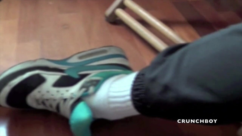Sneaker gay: Kevin a muscle straight masturbates sniffing his sneaker