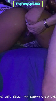 Fuckwater injection dans le trou du cul de Nadia