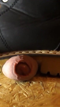 Pisa el pene y eyacula