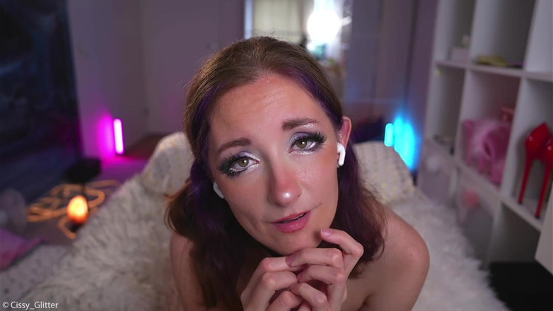 Cissy Glitter: 엉덩이 플러그와 Lovense Lush로 너무 세게 사정