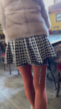 猫はパンティーを履かないけど、カフェでパンティーを脱いでいる(パート1)。
