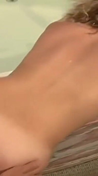 Loira milf puta convida um garanhão para uma sedução na banheira fumegante e foda profunda
