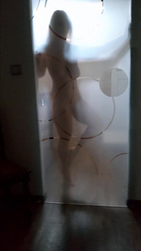 Desnuda Selena posando en el baño y juegos sexuales en la cama