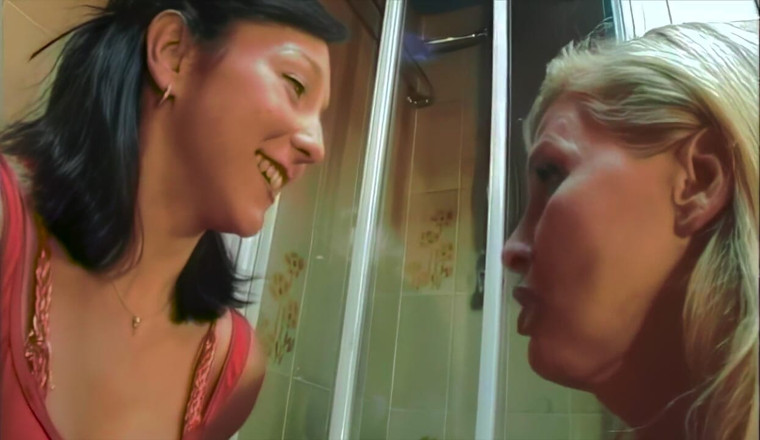 Inthe MILF room: Maurizia Paradiso i Natasha całują dłoń w cipce i kutasa...