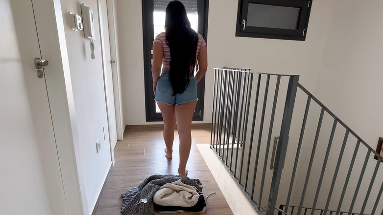 Sashasweet: 女仆抓住客人的鸡巴在空中并抓住了机会