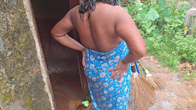 Teena New: Ibu tiri panas mandi di luar rumah