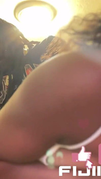 Une pute toute menue se fait draguer dans un magasin, une grosse bite noire mariée