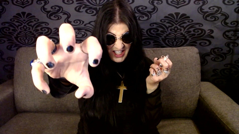 Abby Anna: Halloween Ozzy Cosplay MILF Palenie
