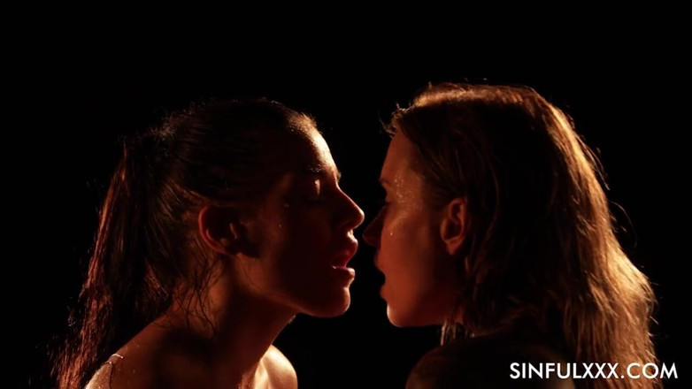 Sinfulxxx: 2 holky 1 čůrák od SinfulXXX