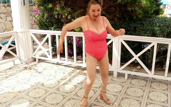 MariaOld: Tante girang semok lagi asik menggrebek memeknya