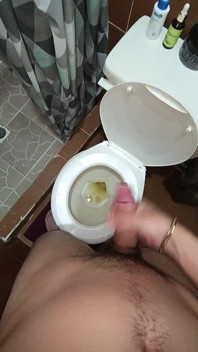 Dva výstřiky spermatu v koupelnové moči