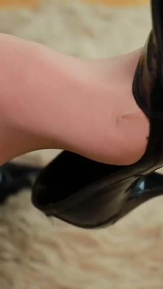 KimisWorld: White Jeans, Nylon Dangling & Red Toenail Reveal