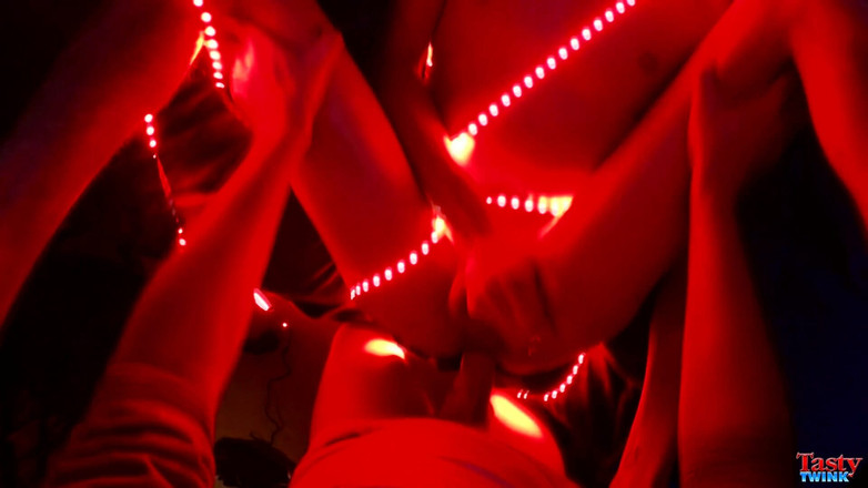 Tasty Twink: 불이 켜진 엉덩이를 따먹는 흔적!