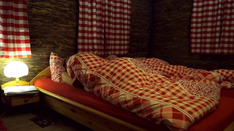 Videos Francaises: Rondborstige Franse milf speelt met haar poesje in het kamp