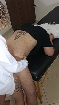 肛门医生用她病人的屁股做她想要的任何事情