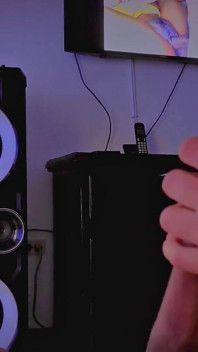 Šukání, zatímco sledujeme porno, naplní moji chlupatou kundičku mrdkou