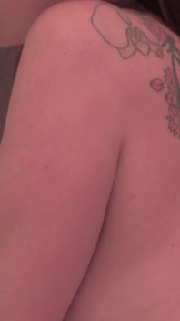 Três lésbicas tatuadas lambem as bocetas molhadas uma da outra