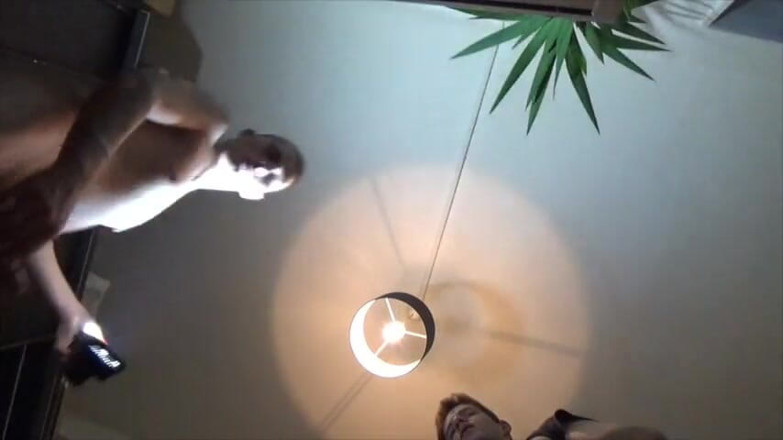 Gaybareback: Onschuldige twink neukt zonder condoom een oudere twink