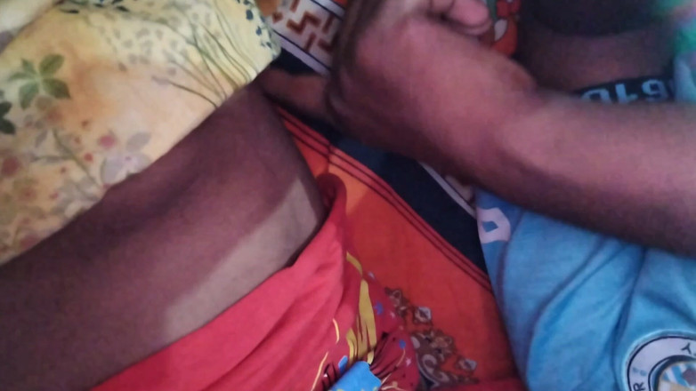 Deshi women: Aku menikmati seks dengan saudara tiriku saat mereka bersama.