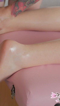 सुनहरे बालों वाली Trans cozy Gams तेल से सनी मालिश सुखद अंत