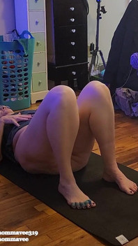 Hete milf doet aan poesjesyoga!