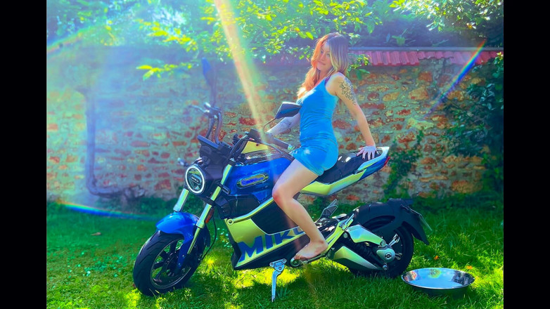Stellafatale: Menggosok pepek motosikal – usik basah &amp; orgasme