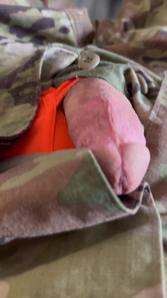 Gay Soldier Stuff: 穿着紧身裤和橙色骑师的饥渴壮男穿着他的ocp制服撸管