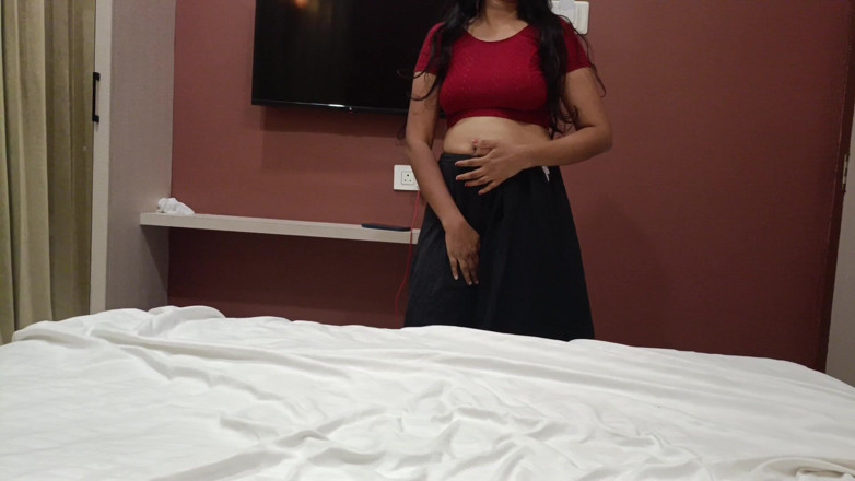 Desisexqueen: Grote pik Ji verleid door Aishu's sexy lichaam die haar...