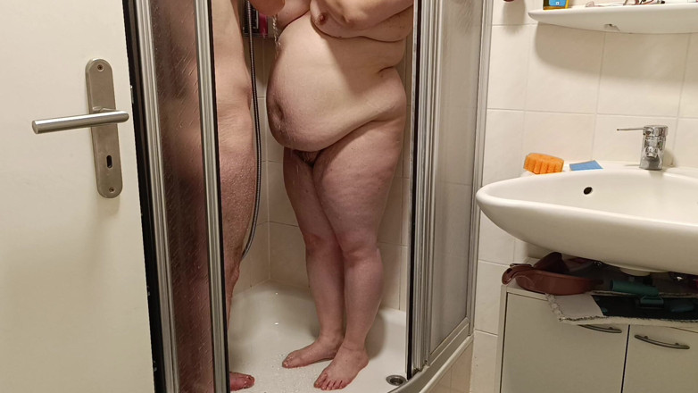 Jonas1996: Moment torride sous la douche, je lui savonne tout le...