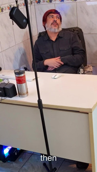 Chefin befiehlt angestellter, seine kleidung auszuziehen und seinen arsch zu lutschen