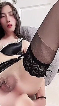 Asiatischer Sissy-CD Eva spielt mit analspielzeug