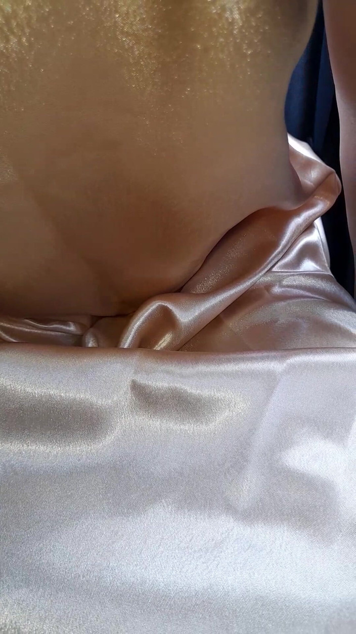 Naomisinka: ゴールドサテンドレスオナニーと中出しインサイドドレス