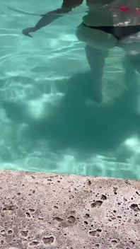 W basenie w bikini