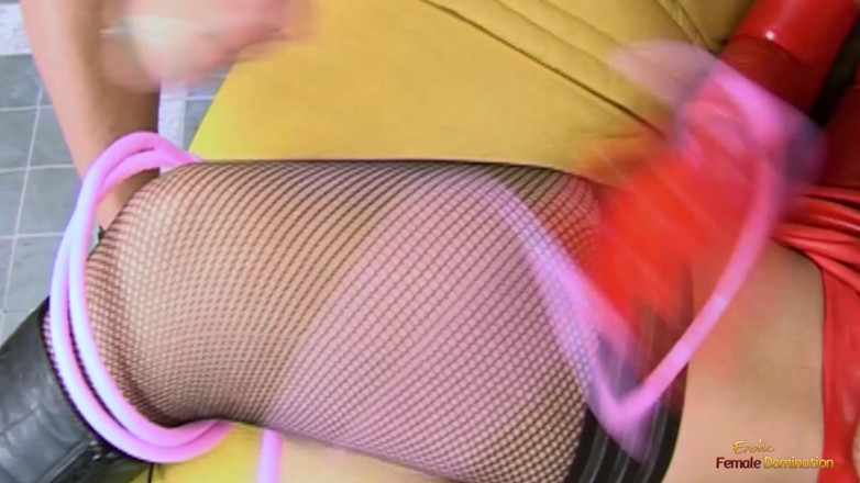 Erotic Female Domination: 쪼이는 가죽으로 BDSM 세션에서 여자가 절대적으로 Bonkers 갈 수 없을 것