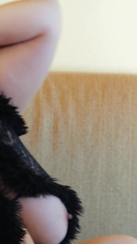 Latin orta yaşlı seksi kadın genç aygırını boşaltıyor