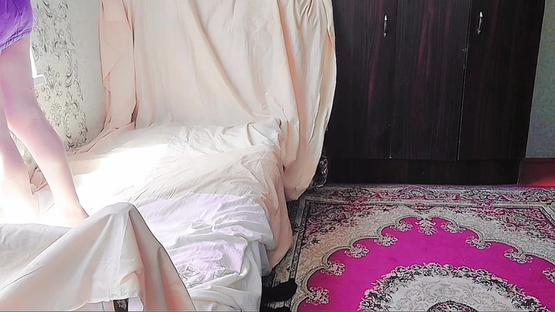 Kitty_Cross: Неслухняна транс-дівчина повільно танцює у своїй спальні