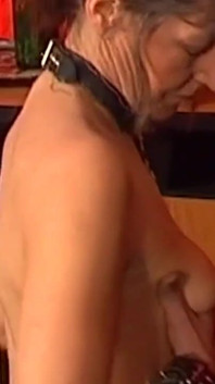 Yakalı olgun orta yaşlı seksi kadın sert şaplak atıyor ve kullanıyor
