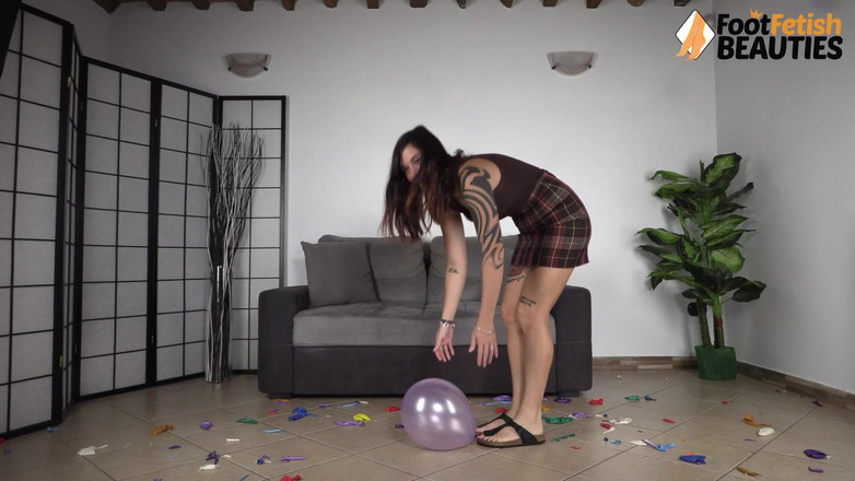 Foot Fetish HD: Podrażniona laska tumps jej piękne stopy, aby wysaść balony na...